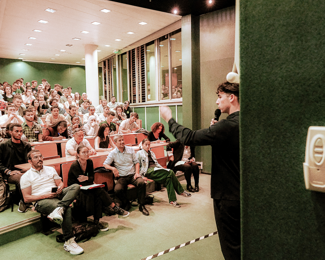 Présentation devant un amphithéâtre rempli